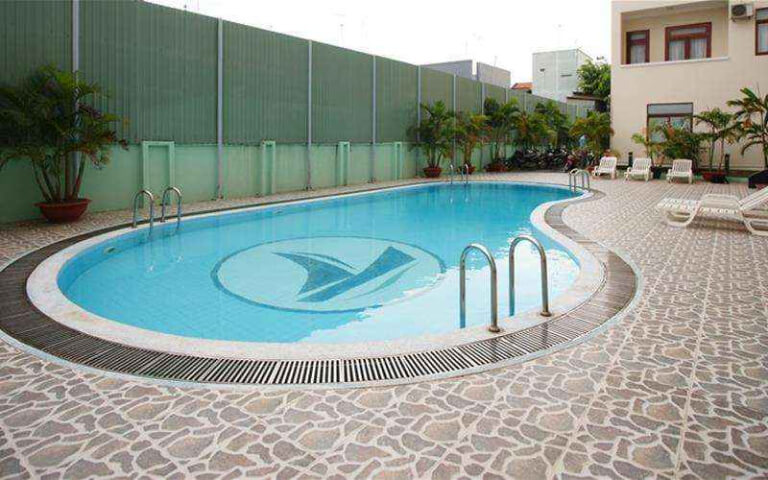 Bể bơi được thiết kế uốn lượn, nằm ngay khuôn viên sau khách sạn. 