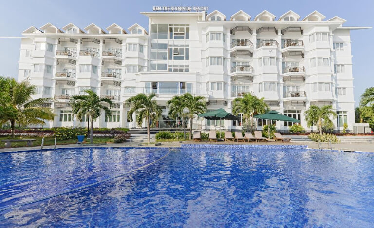 Khách sạn Dừa Bến Tre nổi bật với gam màu trắng, nổi bật trên làn nước xanh.