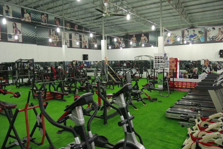 Phòng tập gym được bố trí đầy đủ máy tập.