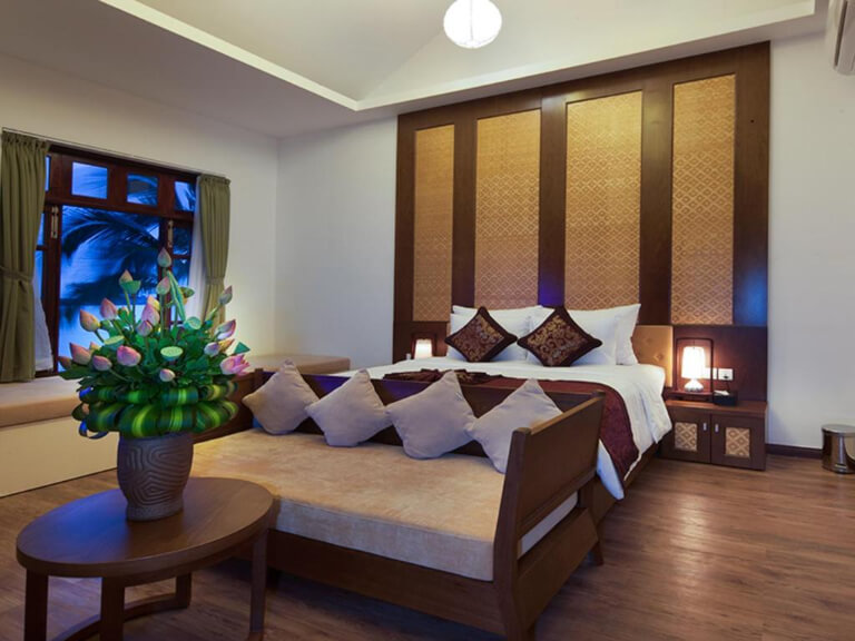 Phòng ngủ thiết kế hài hòa với tone nâu gỗ mang nét truyền thống.