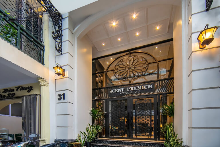 Scent Premium Hotel nổi bật với thiết kế Pháp mở.