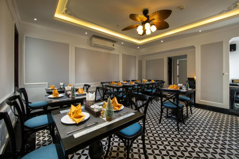 Phòng ăn mang thiết kế Đông Dương nổi bật với sàn họa tiết.