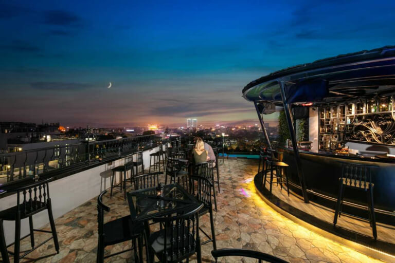 Sky bar có tầm nhìn 360 độ ra toàn cảnh thành phố.