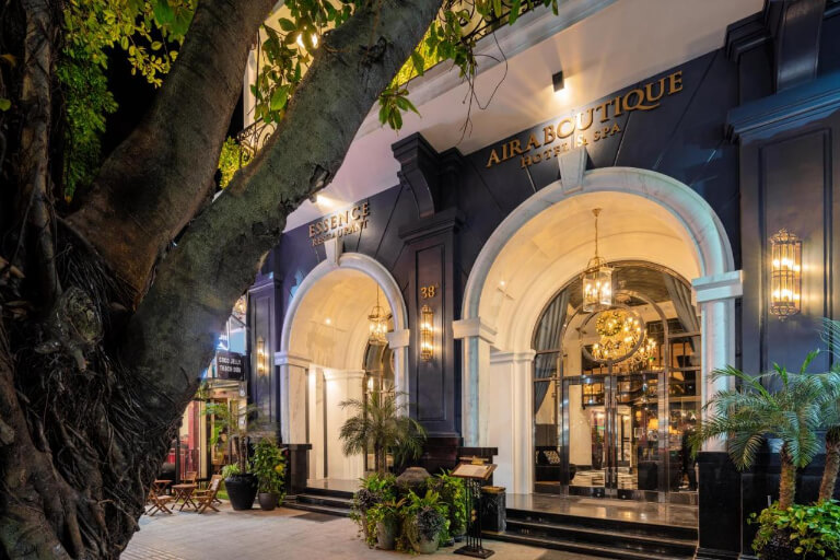 Aira Boutique Hanoi Hotel & Spa sở hữu thiết kế Tây âu nổi bật với nhiều đường vòm lớn.