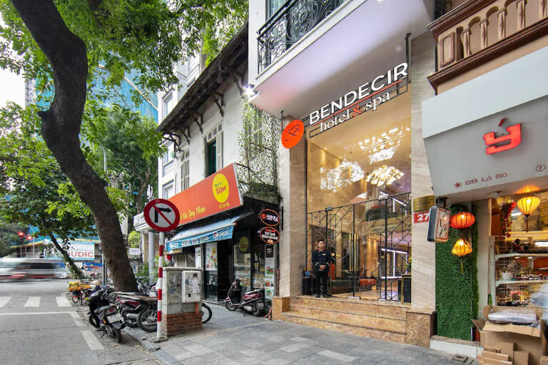 Bendecir Hotel & Spa sở hữu vị trí lí tưởng ngay trên tuyến đường phố Lò Sú.