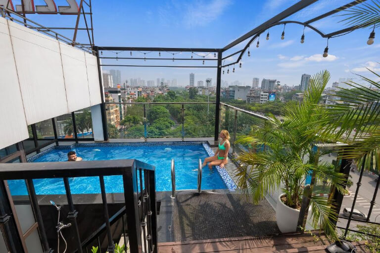 Bể bơi tầng thượng đem đến nhiều sự giải trí tuyệt vời cho khách lưu trú.