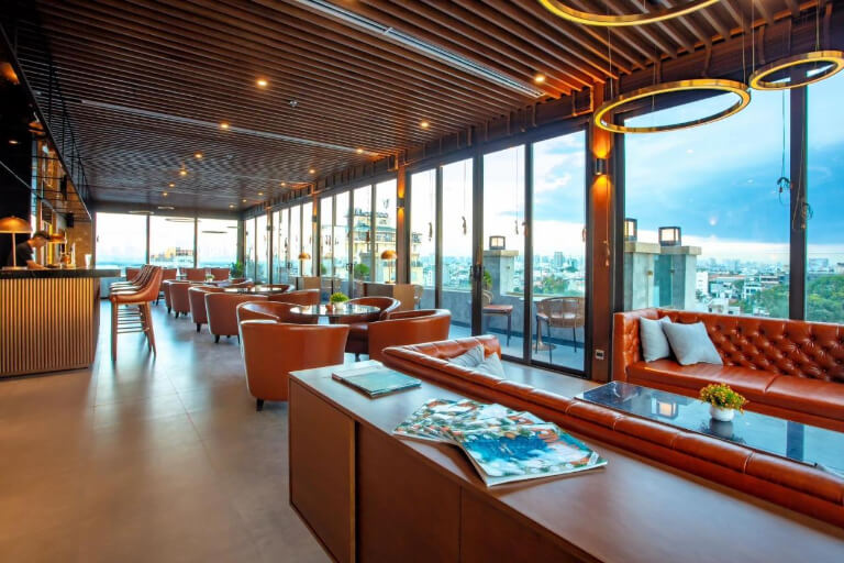 14' Rooftop Bar mang đến 1 tầm nhìn siêu đẹp với thiết kế mở bao quanh.