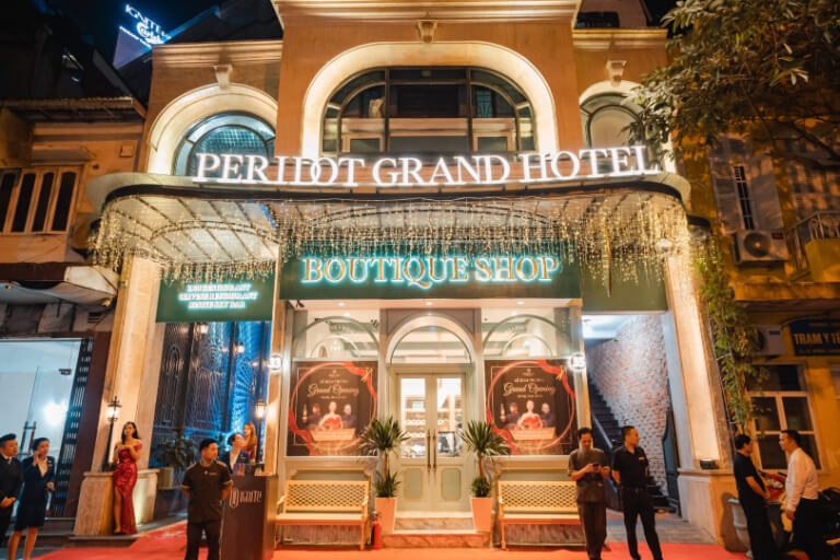 Peridot Grand Luxury Boutique Hotel ổi bật với hệ thống đèn sáng ấn tượng. 