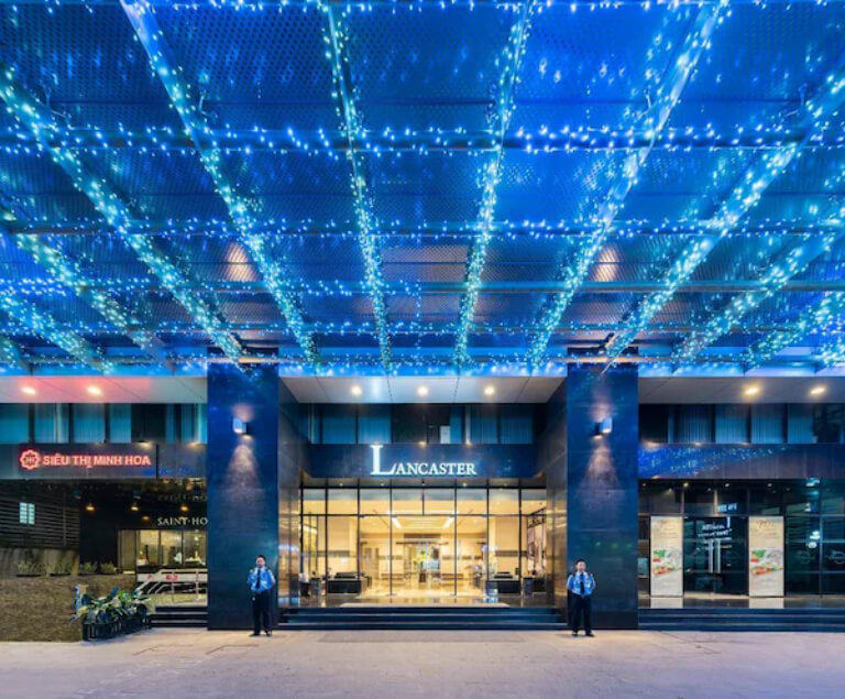 Khách sạn Hà Nội Lancaster  sở hữu thiết kế bên ngoài ấn tượng với hệ thống đèn led xanh.