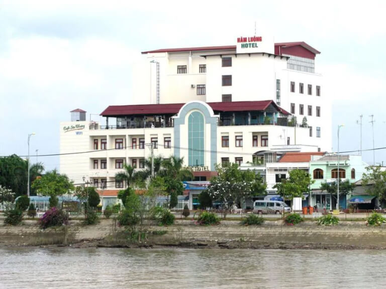 Khách Sạn Hàm Luông Bến Tre sở hữu vẻ ngoài nổi bật với gam màu be sáng.