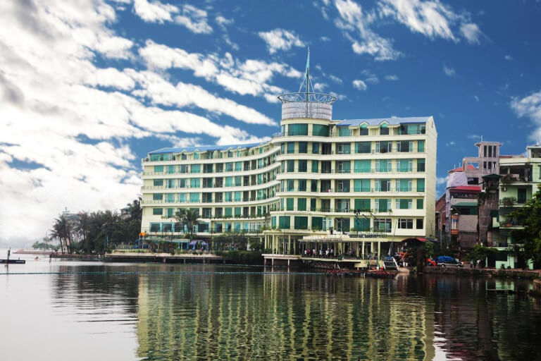 The Hanoi Club Hotel & Residences nằm ngay bên hồ, sở hữu không gian thoáng đãng.