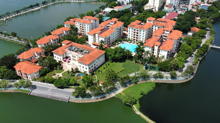 Diamond Westlake Suites sở hữu diện tích lớn có tầm nhìn siêu đẹp ra hồ.