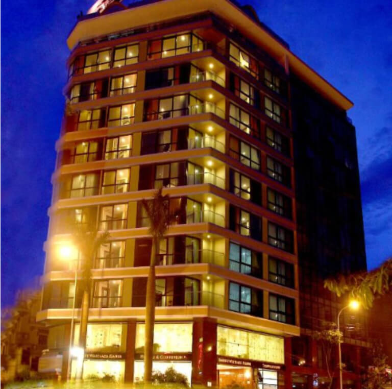 Sunset Westlake Hotel sở hữu thiết kế tầng cao khá nổi bật khi về đêm.