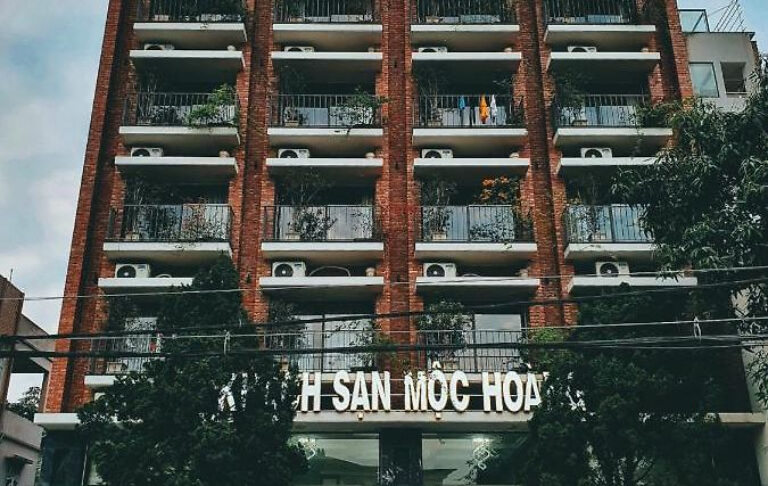 Moc Hoang Hotel có vẻ ngoài nổi bật với lớp gạch ngói đỏ cổ điển. 