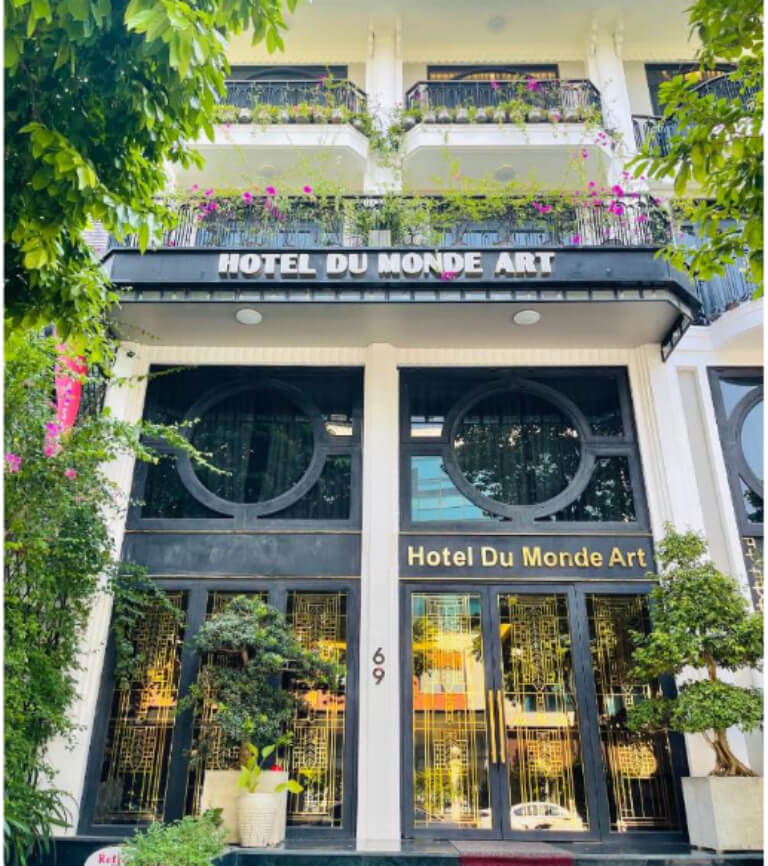 Hotel du Monde Art nổi bật với không gian sống xanh.