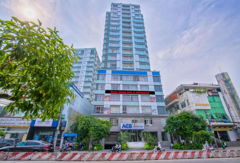 Khải Hoàn Apartment Hotel sở hữu 1 vị trí đẹp trên tuyến đường lớn.