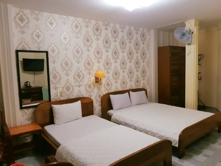 Phòng ngủ mang hơi hướng cổ điển được sử dụng giấy dán tường họa tiết đẹp mắt. 