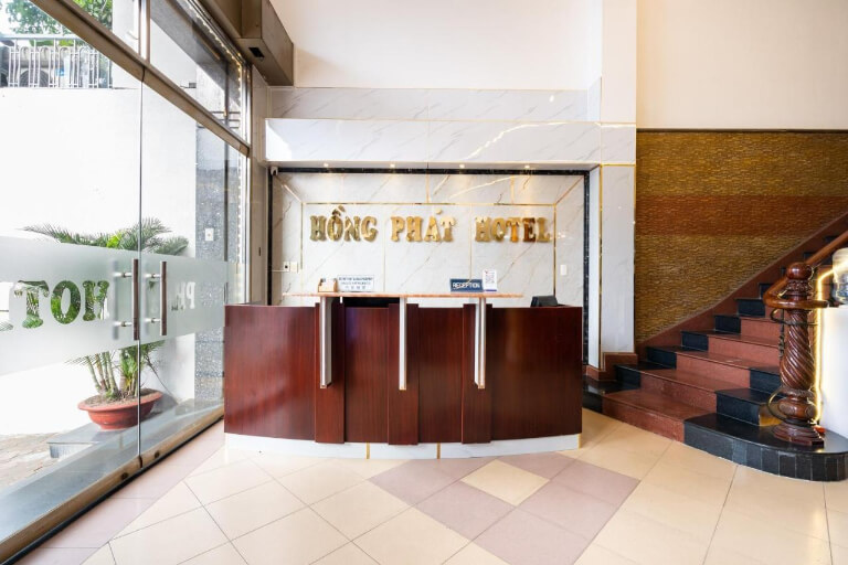 Khách sạn Hồng Phát được xây dựng theo tiêu chuẩn 2 sao, thu hút nhiều khách du lịch.