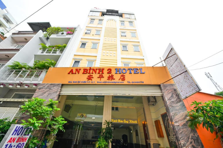 Khách sạn An Bình 2 sở hữu gam màu vàng nổi bật và thu hút.