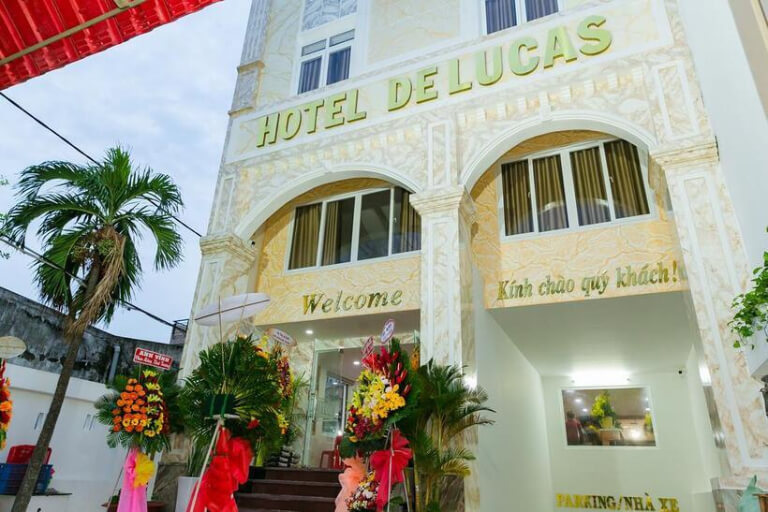 Khách sạn De Lucas nổi bật với gam màu trắng thanh lịch.