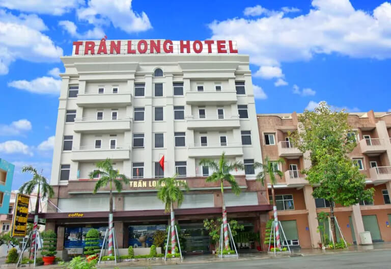 Khách sạn Trần Long nằm ngay tuyến đường đẹp, sở hữu vẻ ngoài khá bắt mắt.