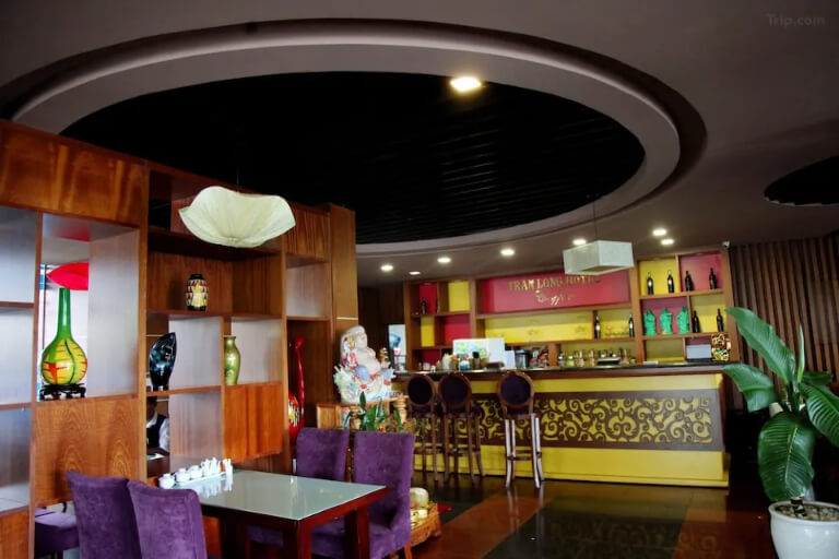 Không gian nhà hàng ấm cúng, cung cấp đa dạng các món ăn địa phương.