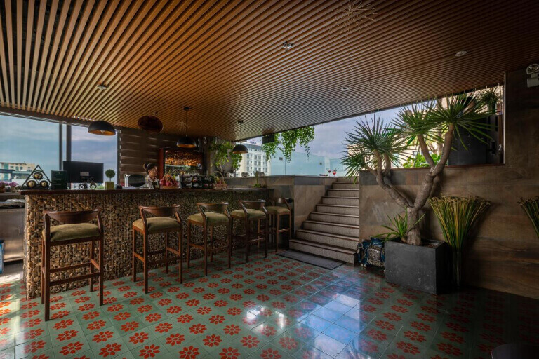 Ylang Rooftop Bar là điểm nghỉ chill cho du khách trò chuyện và thưởng thức đồ uống.