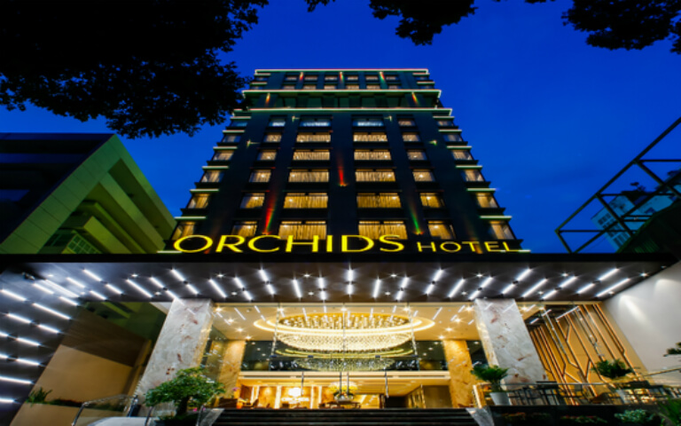 Orchids Saigon Hotel sở hữu vẻ ngoài nổi bật với hệ thống đèn sang trọng khi về đêm.