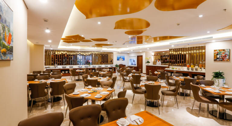 Không gian nhà hàng được kết hợp hài hòa tone vàng và trắng thanh lịch.