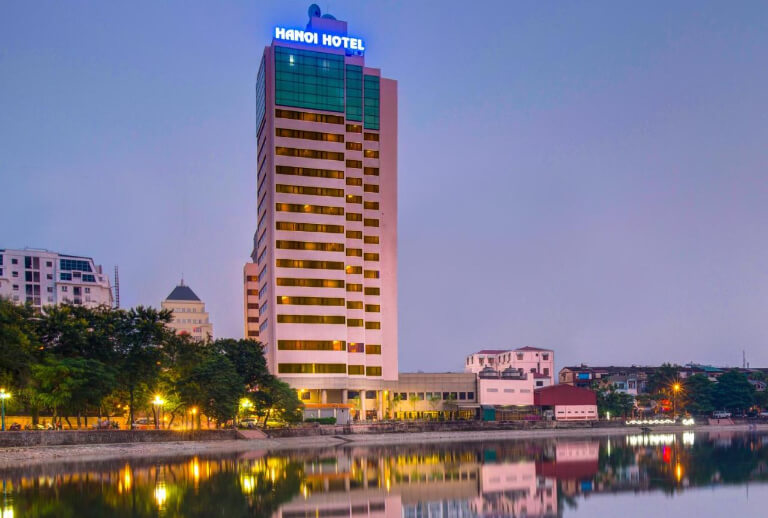 Hanoi Hotel sở hữu vị trí đẹp ngay bên cạnh hồ Giảng Võ.