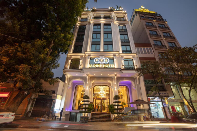FTE Ba Dinh Hotel có vẻ ngoài nổi bật với gam màu trắng và hệ thống đèn chiếu sáng.