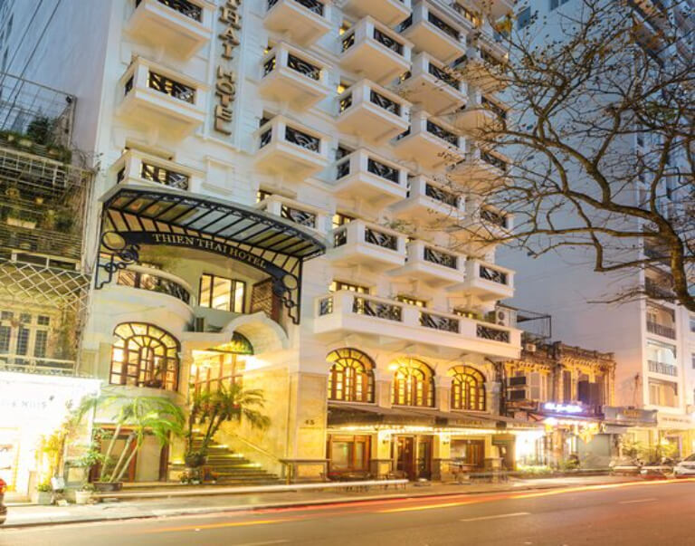 Thien Thai Hotel nổi bật với gam màu trắng trên trục đường Nguyễn Trường Tộ.