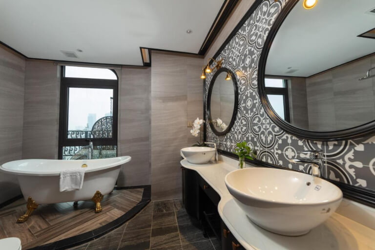 Phòng vệ sinh được bố trí bồn tắm ngay cạnh cửa sổ lớn, mang lại không gian thư giãn cá nhân cực chill.