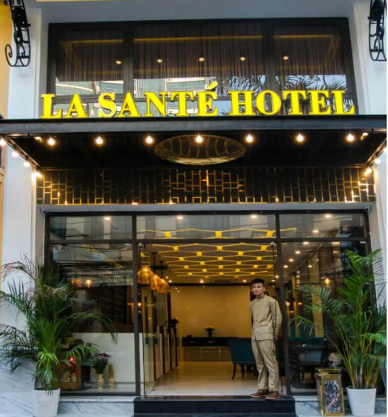 La Santé Hotel & Spa thu hút với điểm nhấn gam màu vàng từ nét chữ.