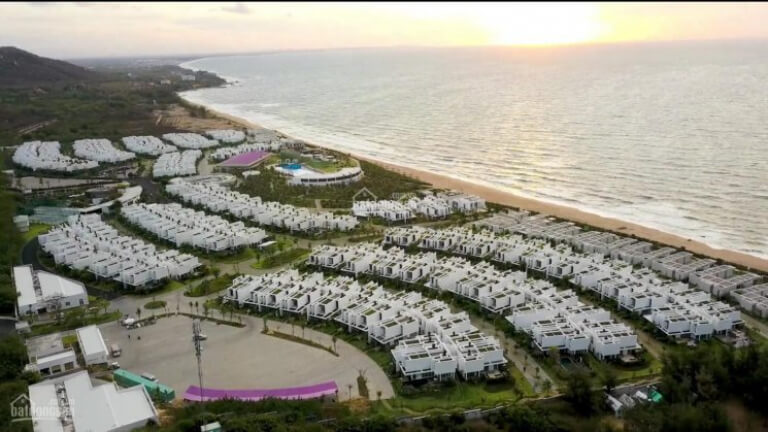Oceanami Villas Thanh Lan được thiết kế hình vòng cung hướng biển.