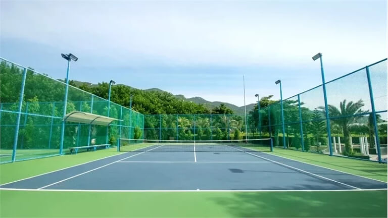 Sân tennis rộng rãi, được giăng lưới an toàn và có hệ thống đèn chiếu sáng ban đêm.