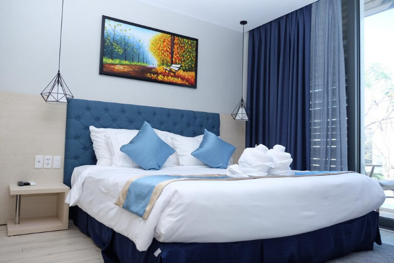 Phòng ngủ tươi trẻ với gam màu xanh dương làm điểm nhấn.