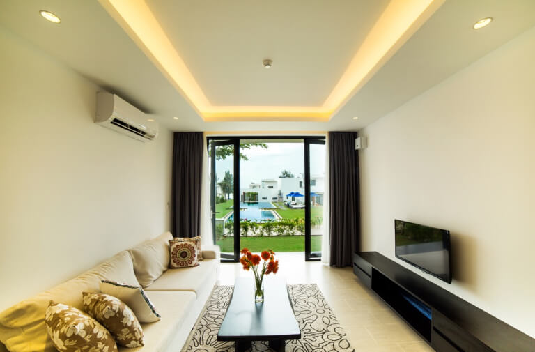 Deluxe Villa 2 phòng ngủ nổi bật với gam màu trắng, có tầm nhìn ra vườn khá chill.