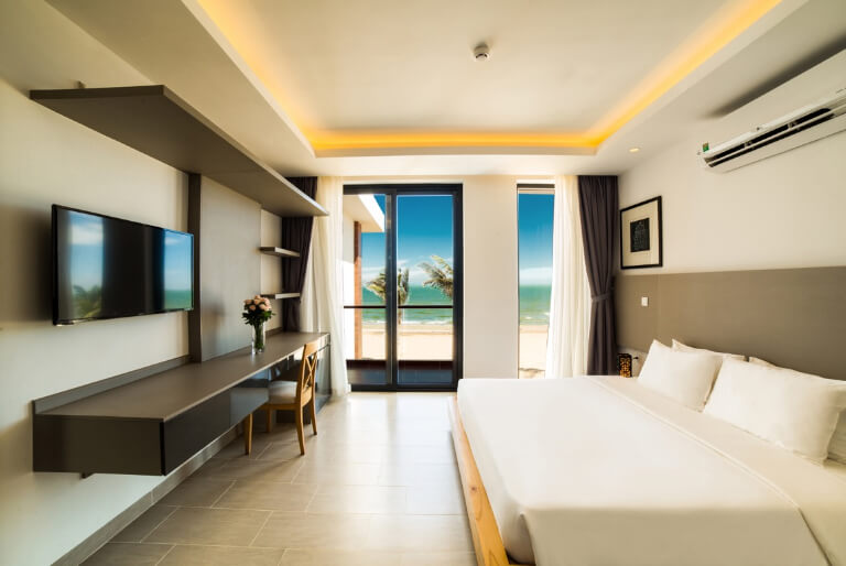 Premium Villa 2 - 3 phòng ngủ sở hữu ban công và cửa sổ lớn, mang lại tầm nhìn đẹp ra biển.