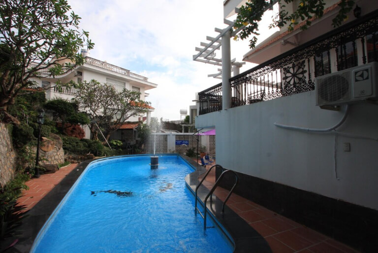 Bể bơi được thiết kế uốn lượn theo khuôn viên villa. 