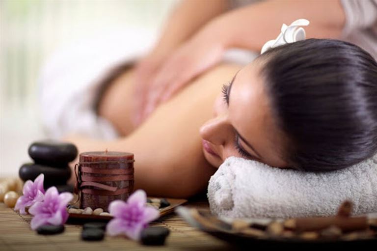 Khách hàng có thể trải nghiệm dịch vụ massage toàn thân chuyên nghiệp tại khu vực spa yên tĩnh, thanh bình.