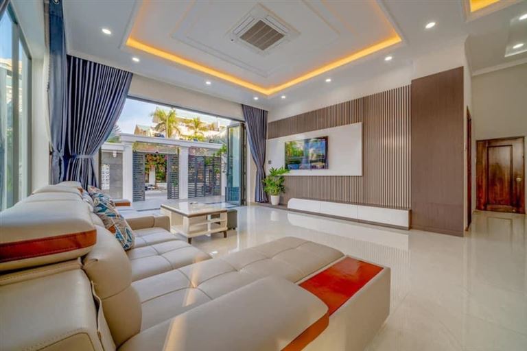Villa Diamond Villa Vũng Tàu cung cấp không gian phòng khách cho khách hàng quây quần trò chuyện, giải trí. 