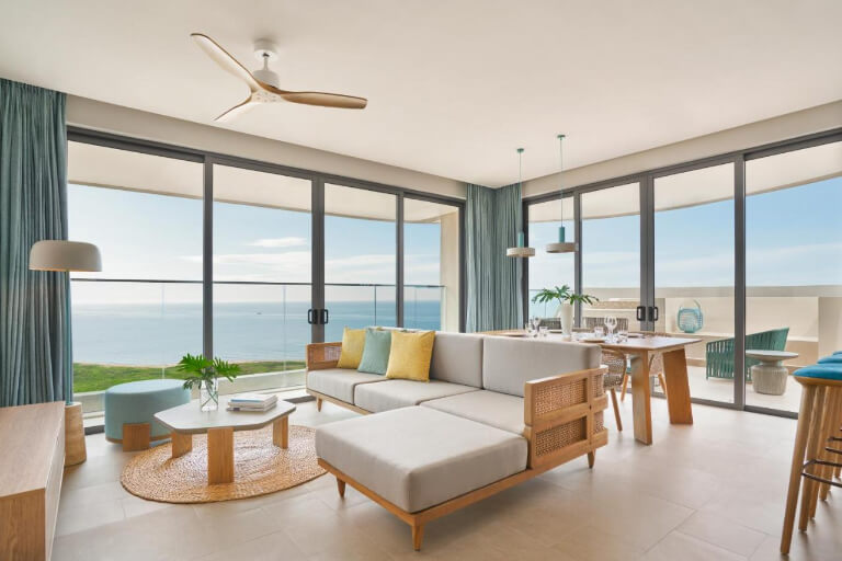 Phòng khách được thiết kế mở bao quanh, có tầm nhìn thẳng ra đại dương siêu mê ly.