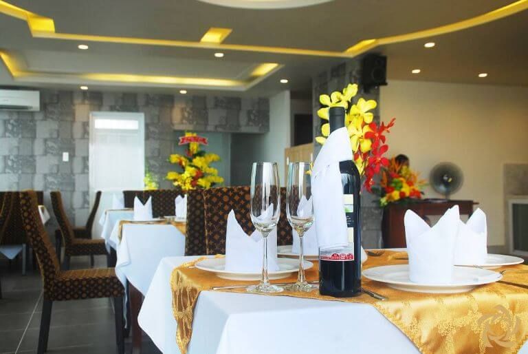 Tiện nghi nhà hàng cho phép du khách được trải nghiệm ẩm thực đặc trưng của vùng đất Cần Thơ.