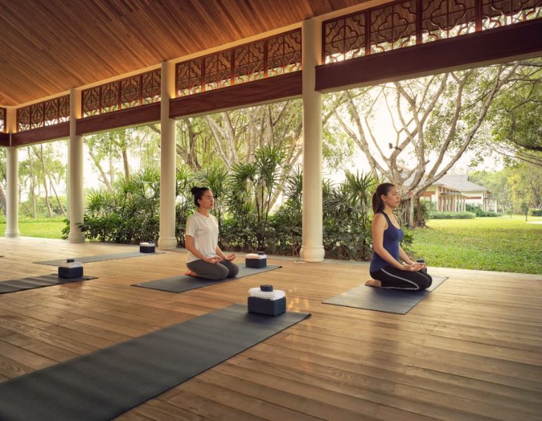 Lớp học thiền và yoga tại Khách Sạn Azerai Cần Thơ được tổ chức vào mỗi buổi sáng và chiều.
