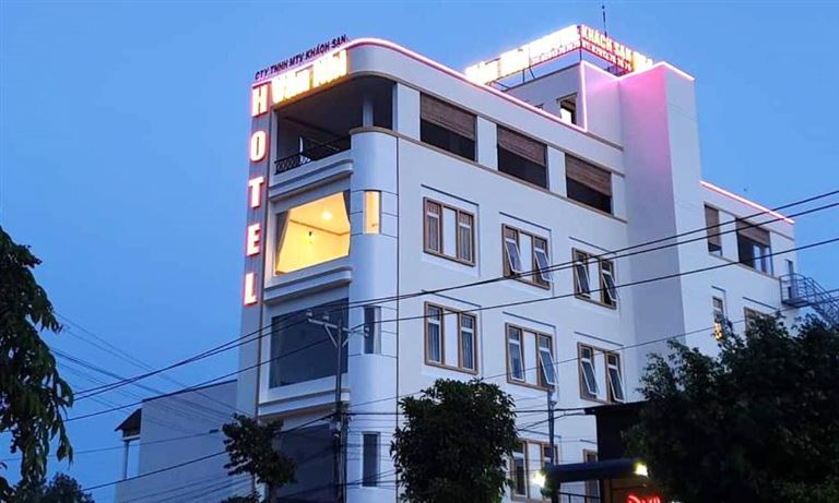 Khách sạn Vân Nhi tọa lạc tại trung tâm thành phố, gần biển và nhiều điểm du lịch nổi tiếng.