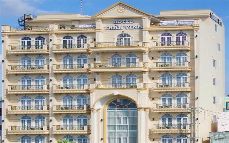 Khách sạn Trần Vinh Bạc Liêu sở hữu vị trí đắc địa, gần trung tâm thành phố, được đông đảo khách hàng ủng hộ.