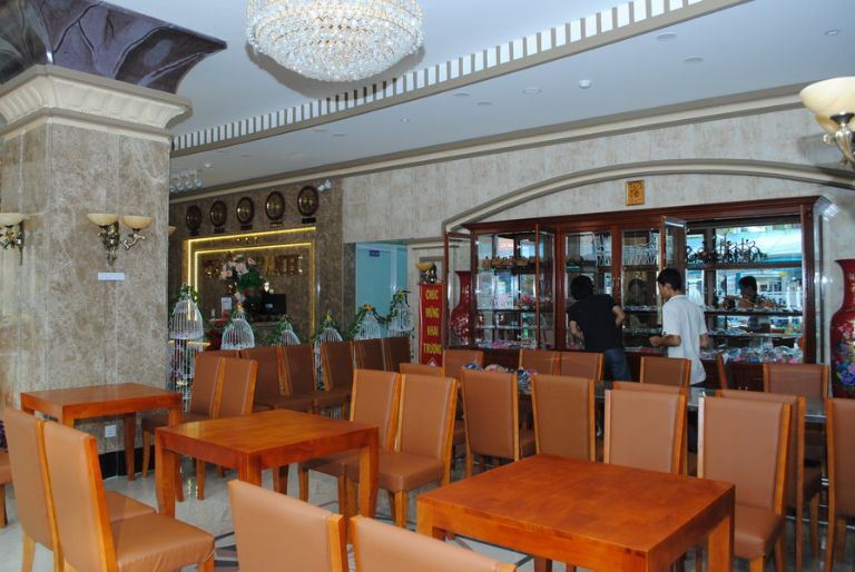 Nhà hàng tại khách sạn Trần Vinh có không gian ấm cúng, sang trọng và cung cấp nhiều món ăn phong phú.