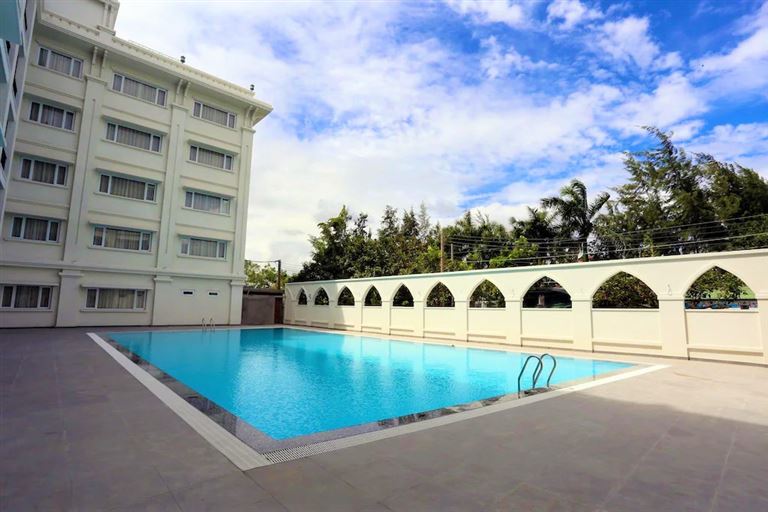 Khách sạn sở hữu hồ bơi ngoài trời cho phép khách hàng bơi lội hoàn toàn miễn phí trong thời gian lưu trú.