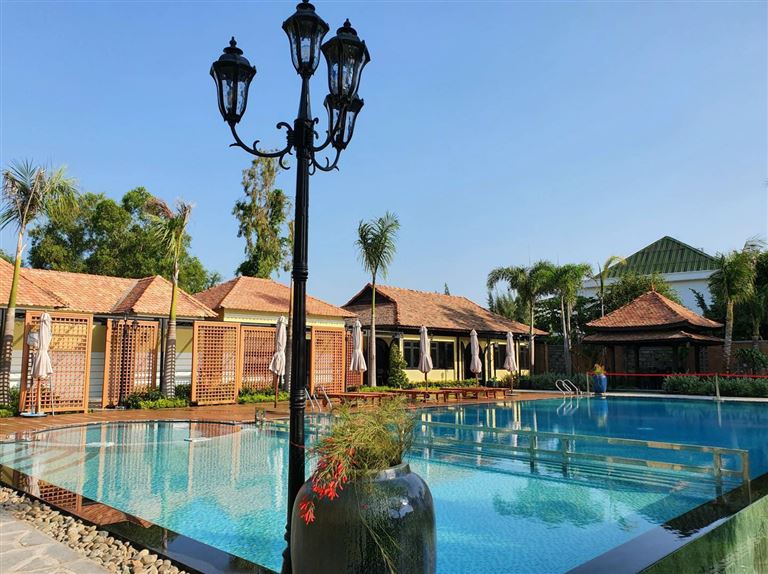 Khách sạn sở hữu một bể bơi trung tâm thiết kế đẹp, cho phép khách hàng sử dụng hoàn toàn miễn phí. 